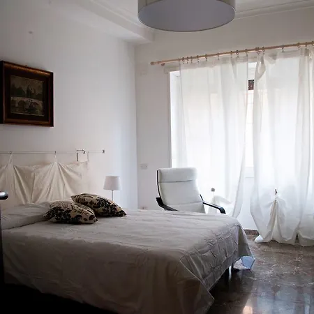 Flaneur Bed & Book *